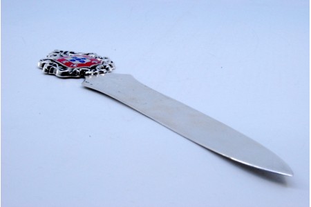  Abre cartas em prata com brasão de Portugal relevado no cabo.